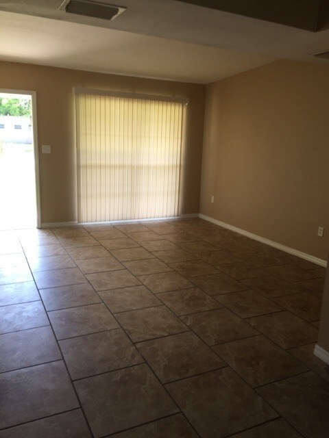 Building Photo - Four bedroom One bathroom Home for rent in...