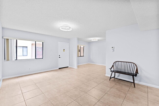 Foto del edificio - 5310 Las Verdes Cir