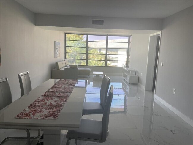 Foto del edificio - 1721 Whitehall Dr