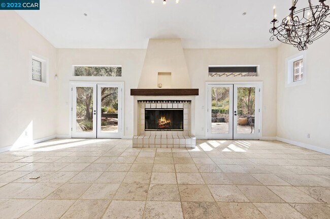 Building Photo - 289 Castle Hill Ranch Rd