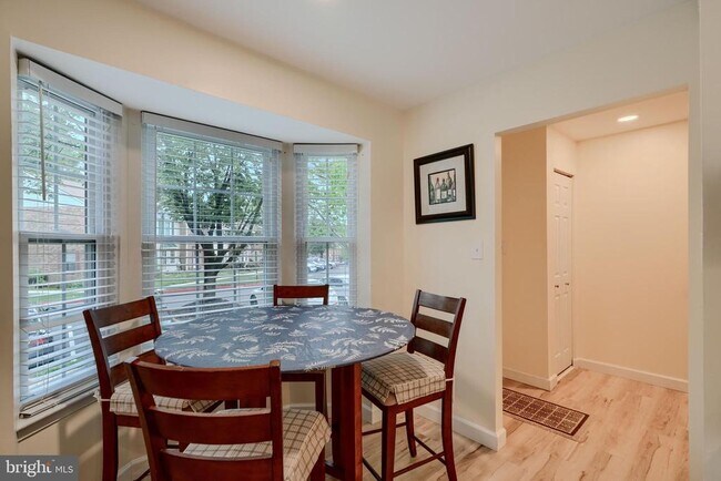Foto del edificio - 6608 Ducketts Ln