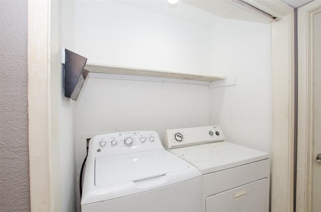 Building Photo - 9090 S Braeswood Blvd