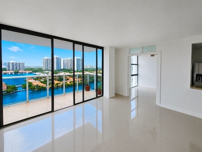 Foto del edificio - 3675 N Country Club Dr