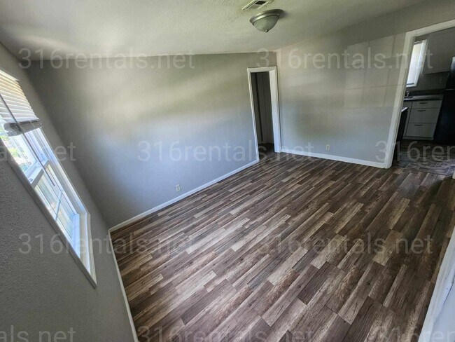 Building Photo - $995 - 3 bedroom / 1 bathroom - Single Fam...