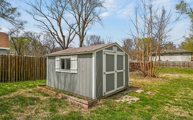 Building Photo - 3 BR/1BA | Newly Renovated Single Family Home | Great backyard| In Blue Springs!