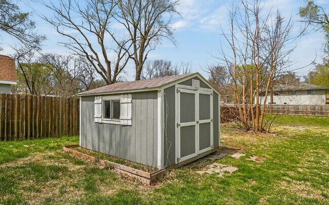Foto del edificio - 3 BR/1BA | Newly Renovated Single Family Home | Great backyard| In Blue Springs!