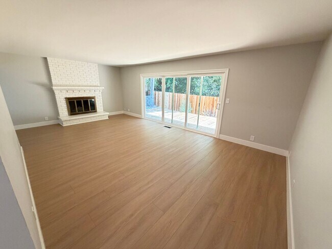 Foto del edificio - 3 Bed 2 Bath Duplex W/ Garage In Moraga