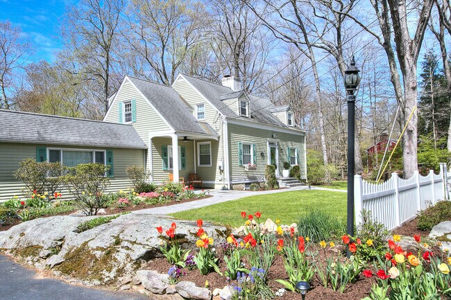 Building Photo - 11 Clover Dr