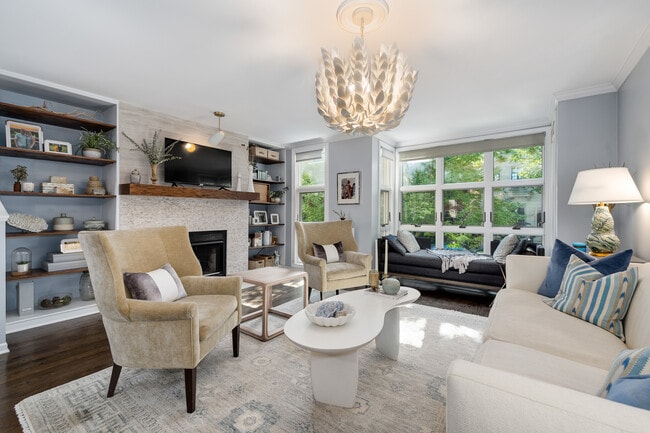 Building Photo - 2389 N Wayne Ave