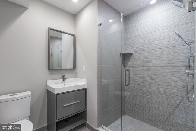 Building Photo - 720 S Sartain St
