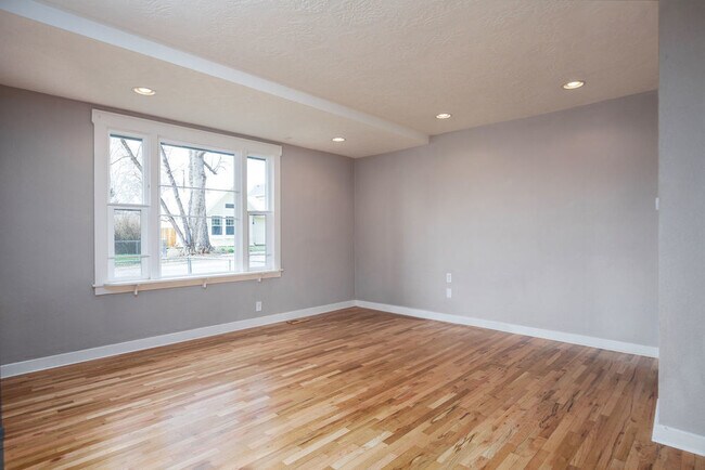 Foto del edificio - Charming North End Bungalow with Spacious ...
