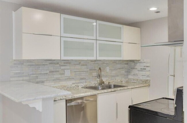 Building Photo - 2 Bed/1 Bath, 2nd floor condo at Parklane Condos AVAILABLE NOW!