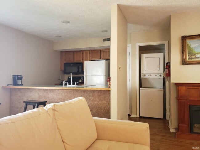 Foto del edificio - 1204 S College Mall Rd