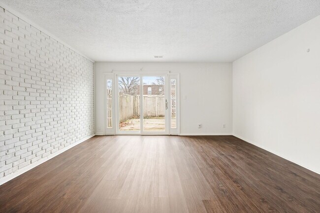 Foto del edificio - 7488 Country Brook Dr