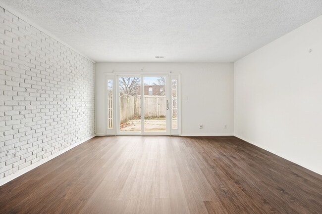 Building Photo - 7488 Country Brook Dr