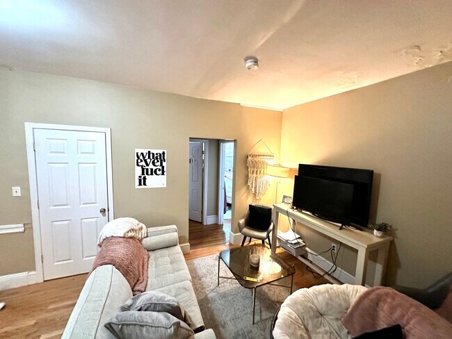 Building Photo - 68 Egmont St