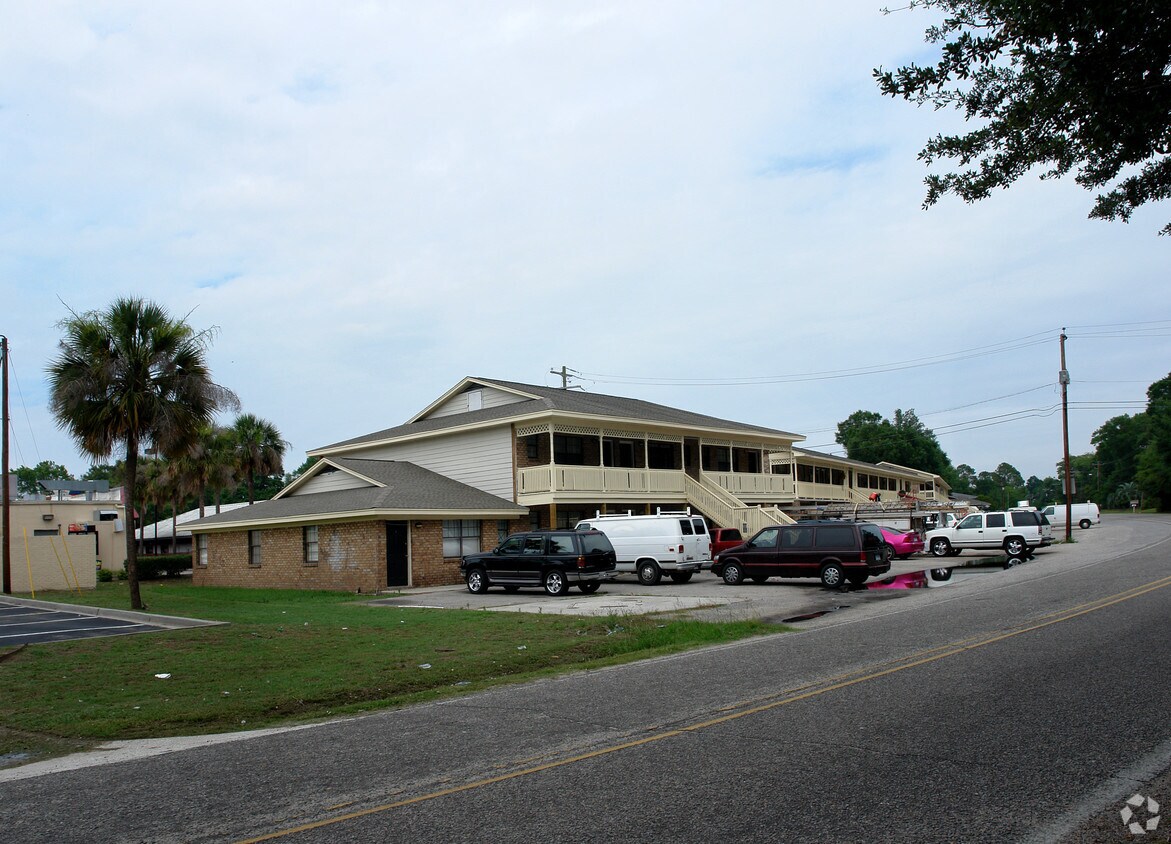 Foto principal - 5230 W Montague Ave