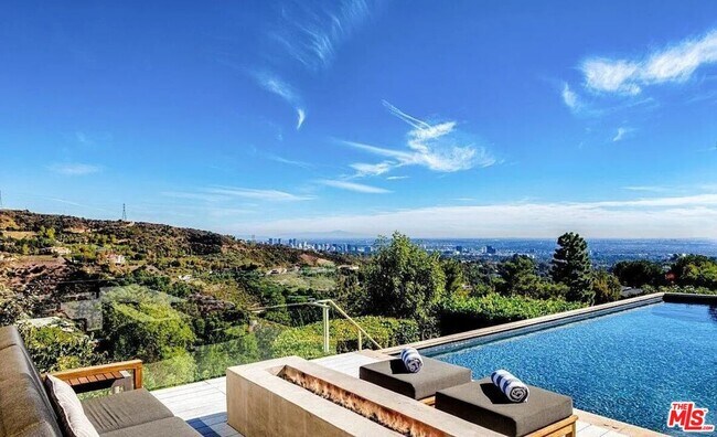 Foto del edificio - 2528 Westridge Rd