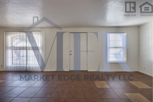 Foto del edificio - 3Bed/1Bath House at Chandler Blvd/McQueen Rd! Move-In Ready on 06/04/2026! -- NO HOA! RV GATE!
