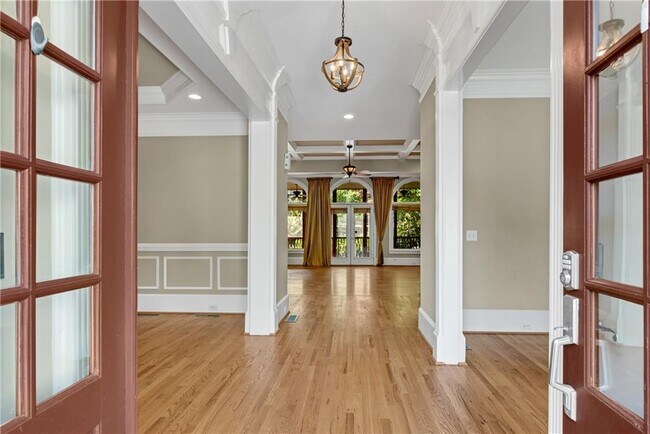 Building Photo - 545 Glengate Cove