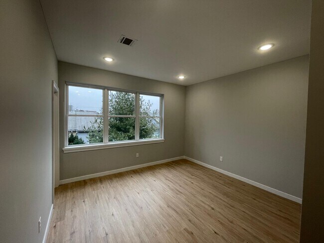 Building Photo - 221 16th Ave