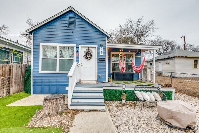 Foto del edificio - CHARMING 3-BEDROOM IN MAHNCKE PARK