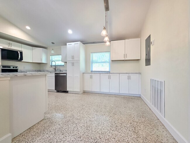 Building Photo - Beautiful 4/2 in Fairbanks Park