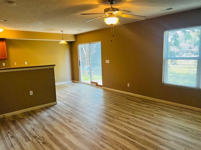 Building Photo - Freshly Updated & Move-In Ready
