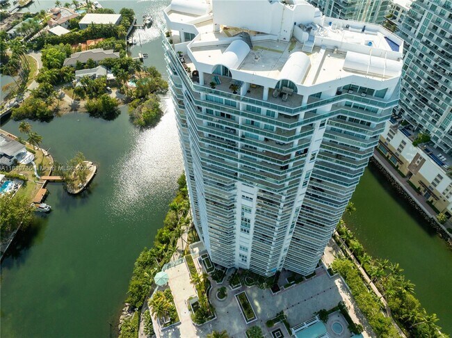 Edificio - 16500 Collins Ave