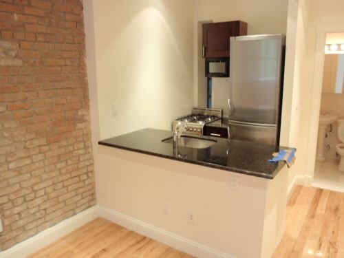 Primary Photo - 150 E 66th St