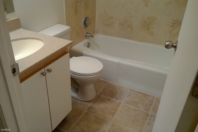 Building Photo - 1 br, 1 bath Apartment - 311 Birch Street