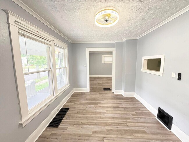 Foto del edificio - 2324 Upton Ave