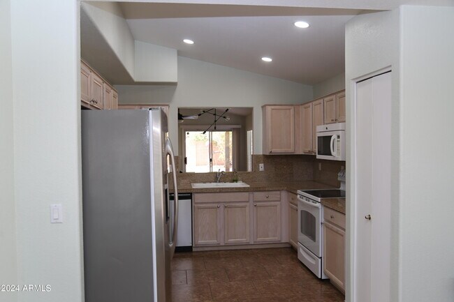 Building Photo - 2228 E Aire Libre Ave