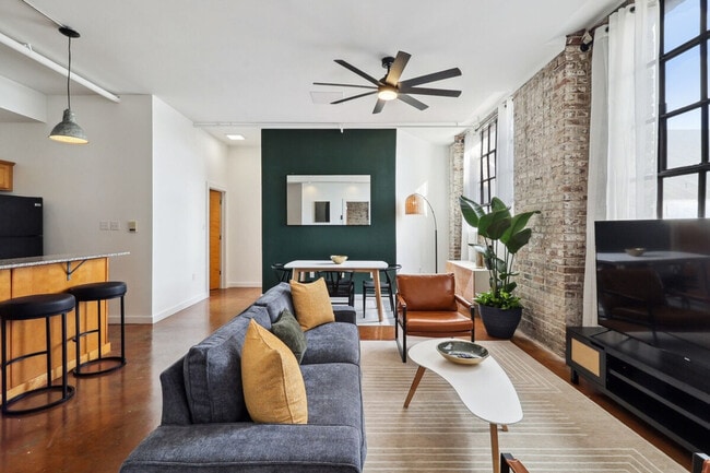 Building Photo - 527 St Joseph St