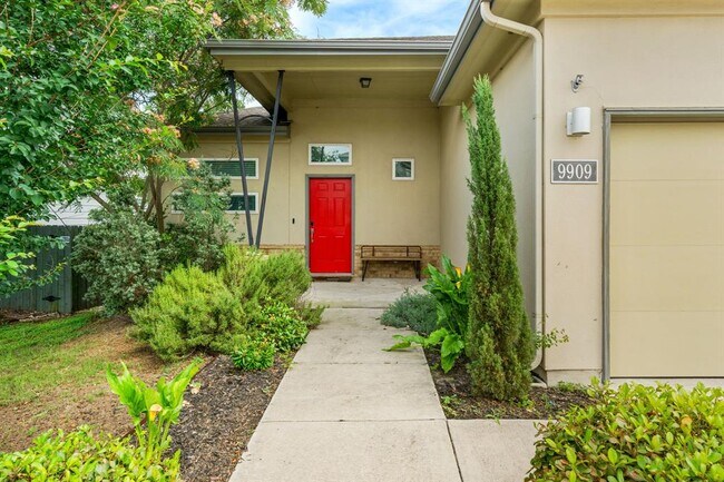 Foto del edificio - 9909 Dalliance Ln
