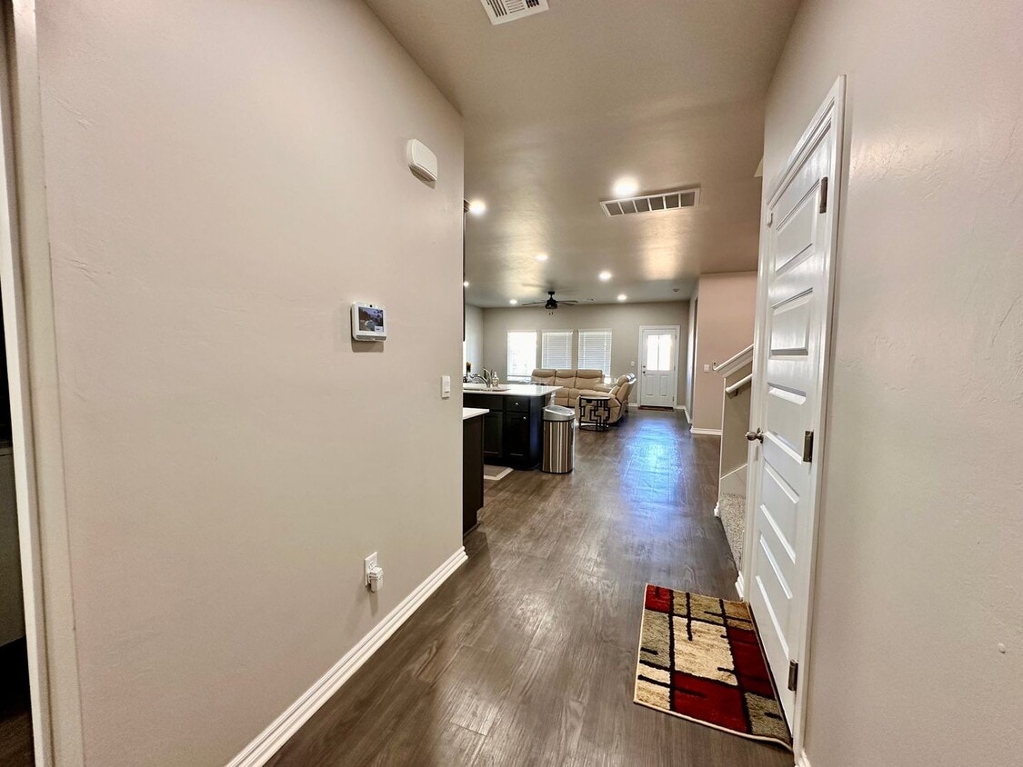 Foto principal - Modern 4-Bed, 3-Bath Home Built in 2023 – Spacious, Open Layout Near Lake