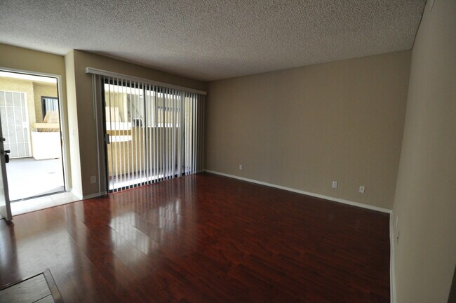 Building Photo - 12142 Oxnard St