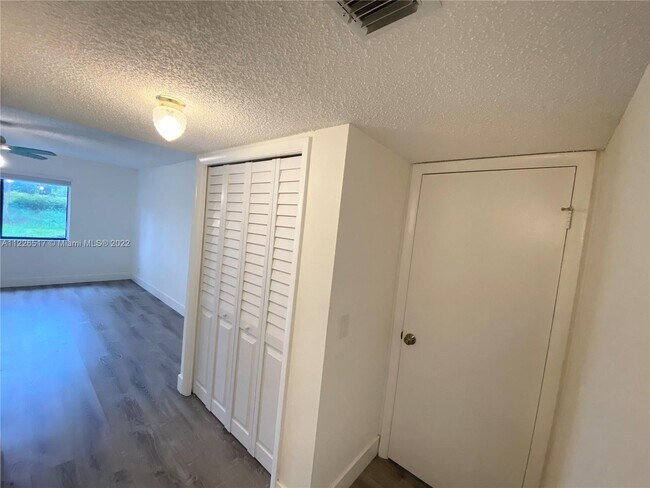 Foto del edificio - 370 Racquet Club Rd