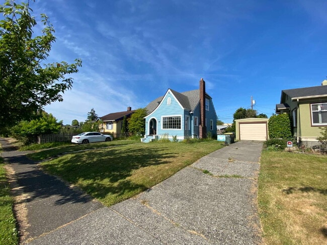 Building Photo - Centrally Located 3-Bed, 1-Bath Home with ...
