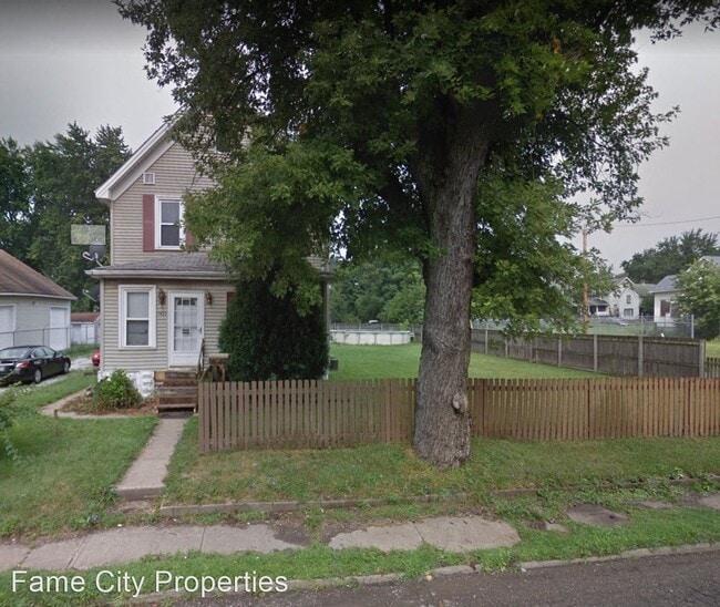 Building Photo - 4 br, 2 bath House - 1435 Maple Ave NE