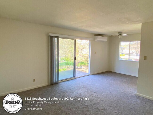 Building Photo - 2 Bedroom Upper Level Condo in Prime Rohne...