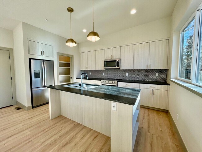 Building Photo - Spacious & Stunningly Remodeled Duplex in ...