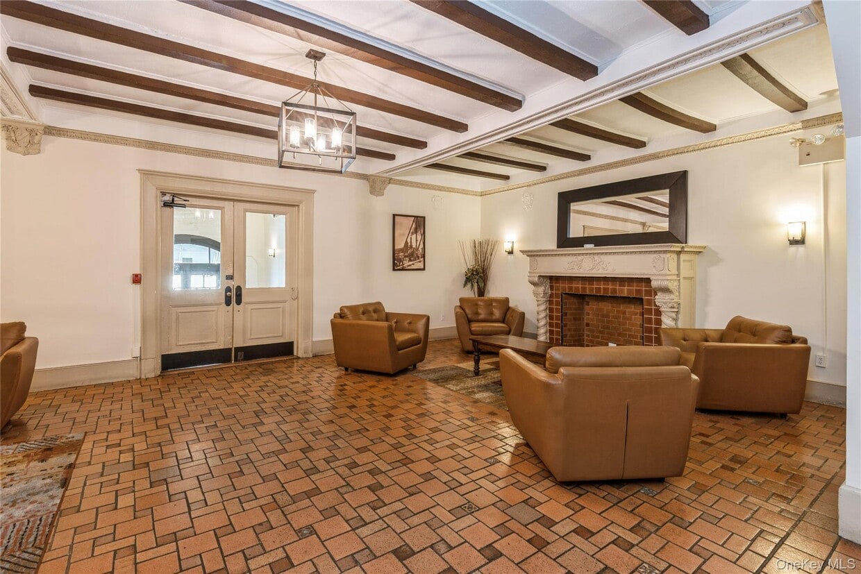 Building Photo - 310 Riverside Blvd