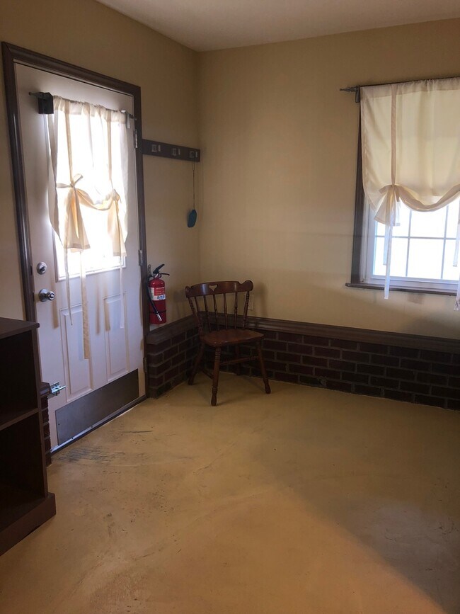 Building Photo - *FULLY FURNISHED* 1 Bedroom, 1 Bathroom Ap...