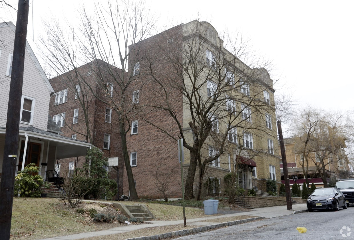 Building Photo - 10 Roosevelt Pl