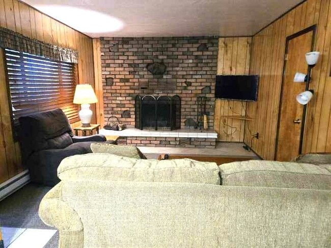 Sala de estar de la cabaña 1 - 165 E White Mountain Blvd