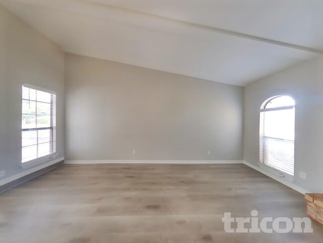 Foto del edificio - 414 Hemlock Dr