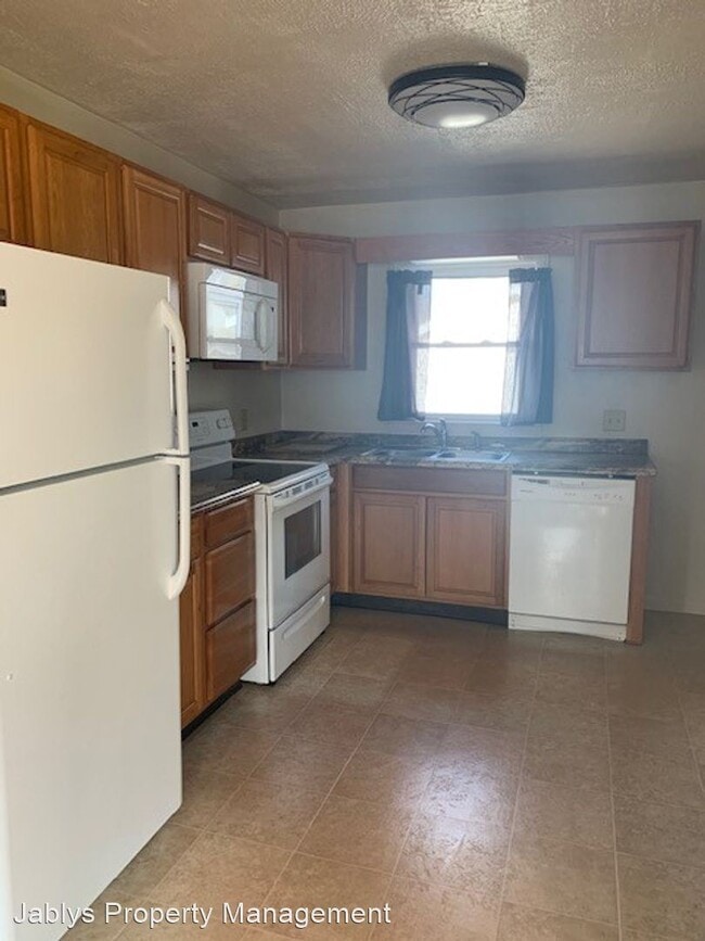 Building Photo - 3 br, 2 bath House - 2416 Van Buskirk Rd