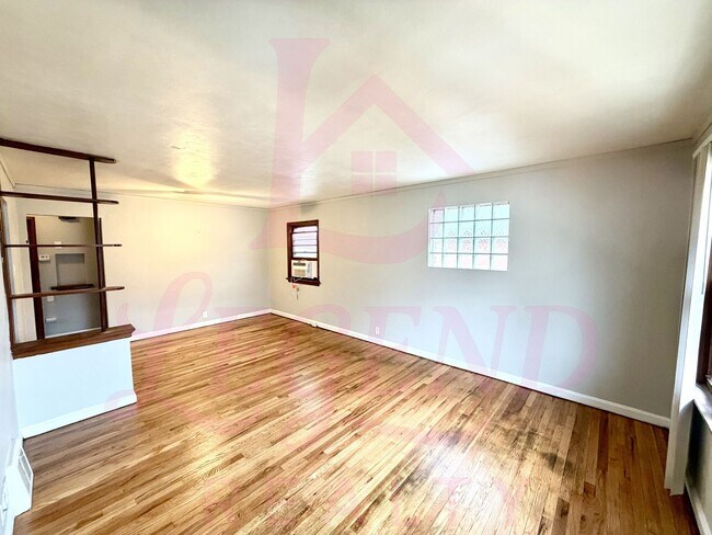 Foto del edificio - 2 bedroom 1 bathroom home with beautiful hardwood floors!