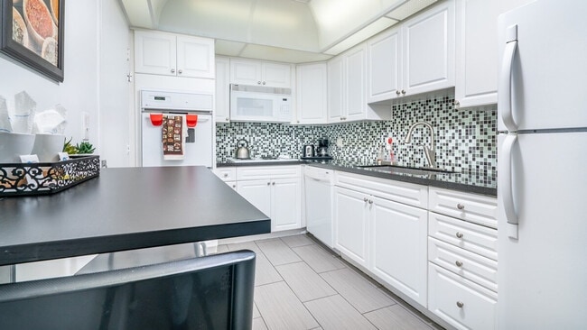 Building Photo - 3801S S Ocean Dr